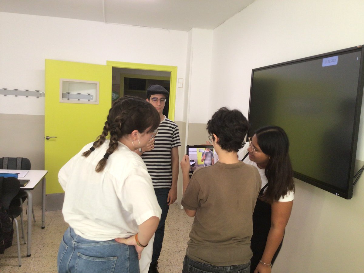 Escola_EMDN's tweet photo. Una de les maneres més engrescadores i útils d'aprendre és fer-ho a partir de l'experimentació. Per aquest motiu, els nois i noies de Cultura Audiovisual de #2nbatxillerat, van preparar i gravar aplicant els diferents moviments de càmera.👇👇 https://t.co/yNUXZTLLyn