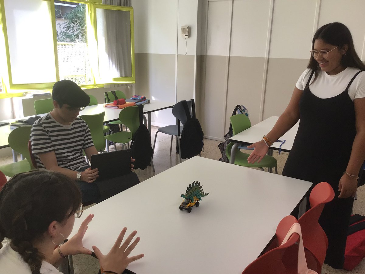 Escola_EMDN's tweet photo. Una de les maneres més engrescadores i útils d'aprendre és fer-ho a partir de l'experimentació. Per aquest motiu, els nois i noies de Cultura Audiovisual de #2nbatxillerat, van preparar i gravar aplicant els diferents moviments de càmera.👇👇 https://t.co/yNUXZTLLyn