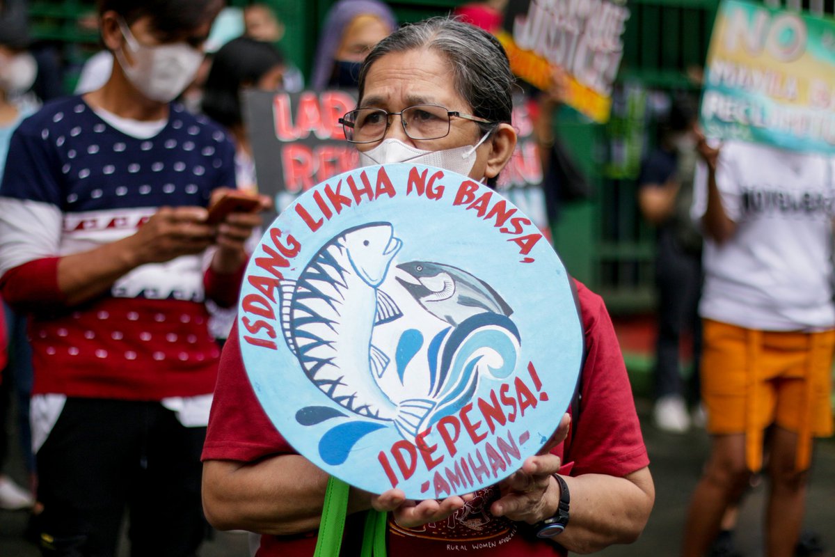 altermidya's tweet photo. TINGNAN: Protesta ng mga mangingisda at iba't ibang mga grupo ngayong Nobyembre 21, Pandaigdigang Araw ng Pangingisda, sa harap ng Department of Environment and Natural Resources. https://t.co/YxA5BWzixf