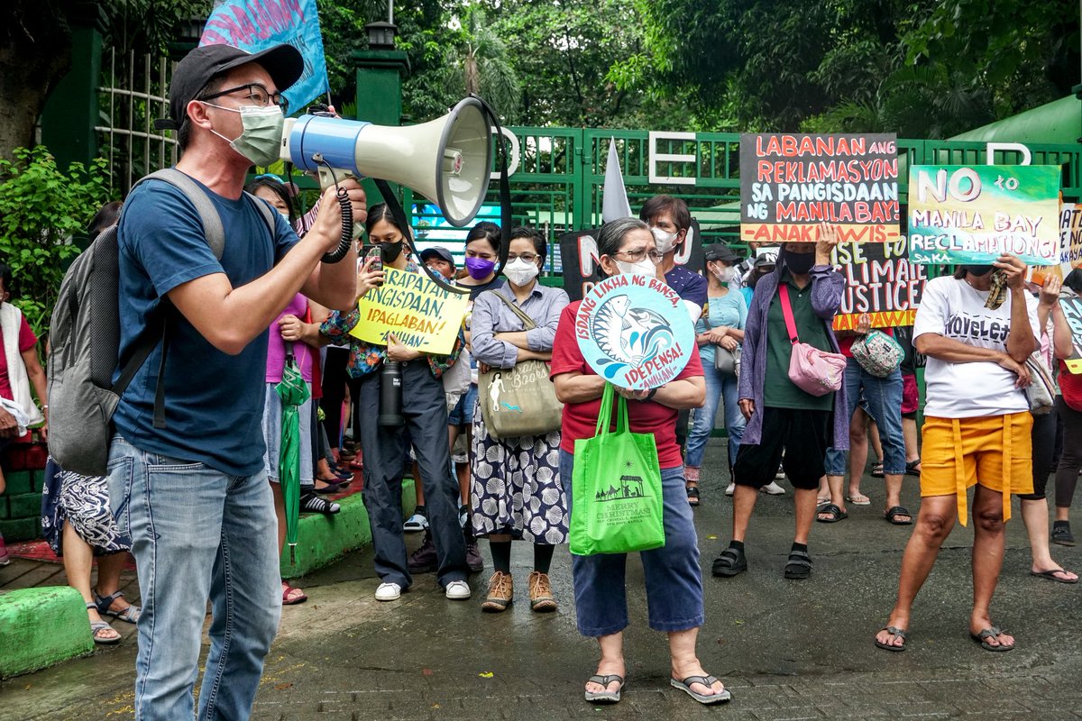 altermidya's tweet photo. TINGNAN: Protesta ng mga mangingisda at iba't ibang mga grupo ngayong Nobyembre 21, Pandaigdigang Araw ng Pangingisda, sa harap ng Department of Environment and Natural Resources. https://t.co/YxA5BWzixf