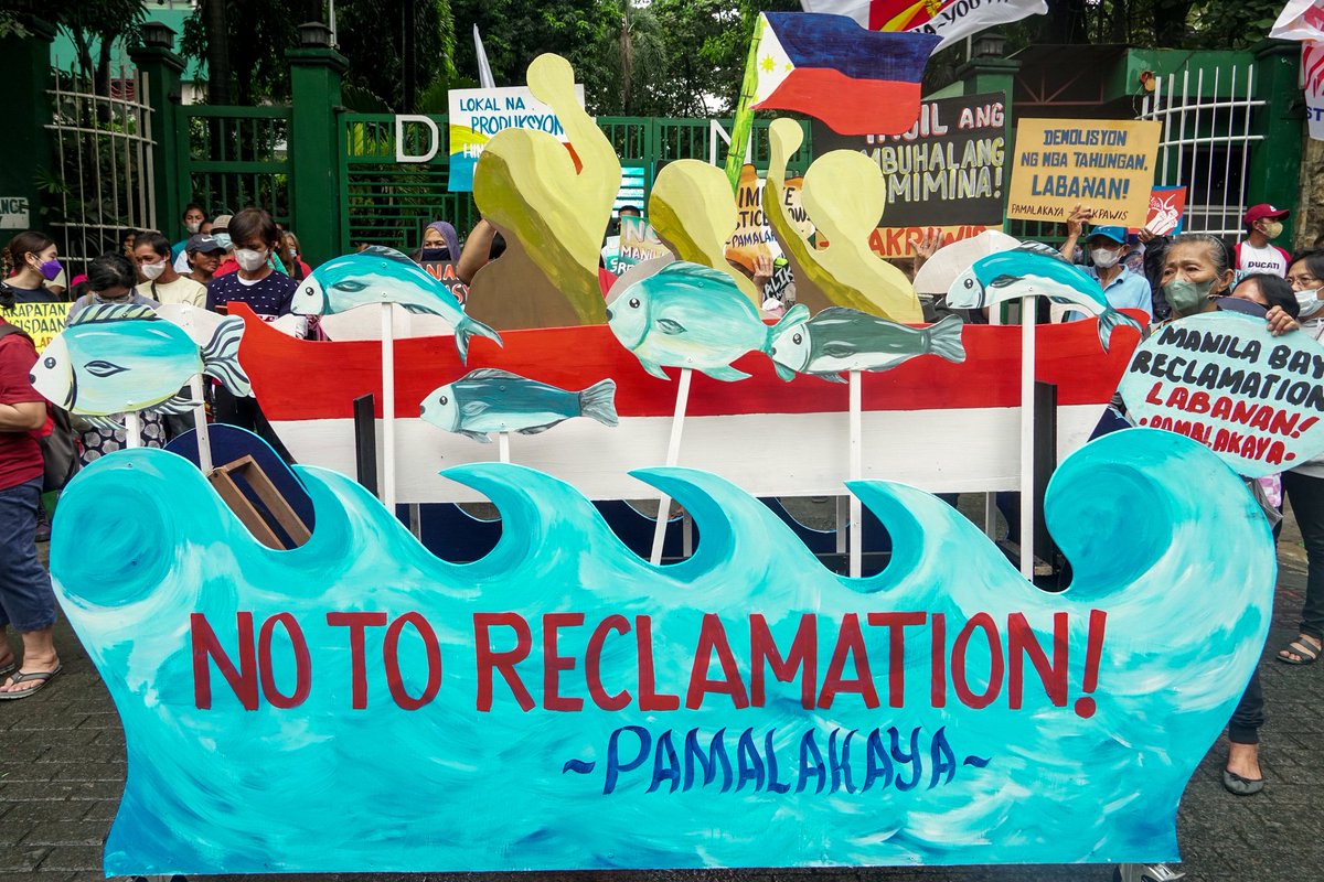 altermidya's tweet photo. TINGNAN: Protesta ng mga mangingisda at iba't ibang mga grupo ngayong Nobyembre 21, Pandaigdigang Araw ng Pangingisda, sa harap ng Department of Environment and Natural Resources. https://t.co/YxA5BWzixf