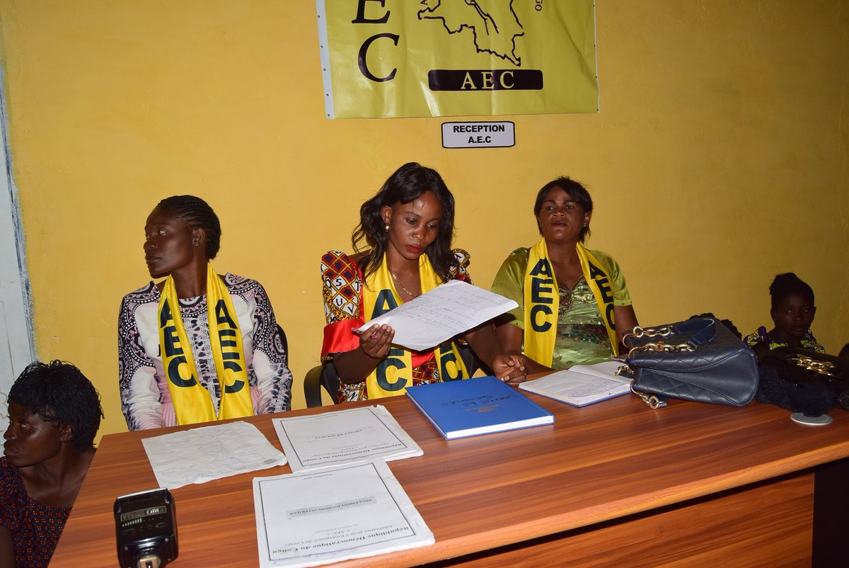 LiliKalong's tweet photo. La présidente des femmes @aeclualaba la camarade #Solonge #SOLOMO a présidé une réunion hebdomadaire avec les femmes du #LUALABA , l'échange a porté sur les échéances électorales qui pointent à l'horizon ,comment s'y prendre pour doter les élus au parti en 2023.
@KamusakyJossar1 https://t.co/kVtUvTqoqg