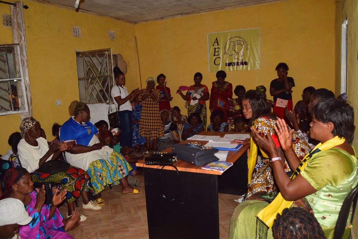 LiliKalong's tweet photo. La présidente des femmes @aeclualaba la camarade #Solonge #SOLOMO a présidé une réunion hebdomadaire avec les femmes du #LUALABA , l'échange a porté sur les échéances électorales qui pointent à l'horizon ,comment s'y prendre pour doter les élus au parti en 2023.
@KamusakyJossar1 https://t.co/kVtUvTqoqg