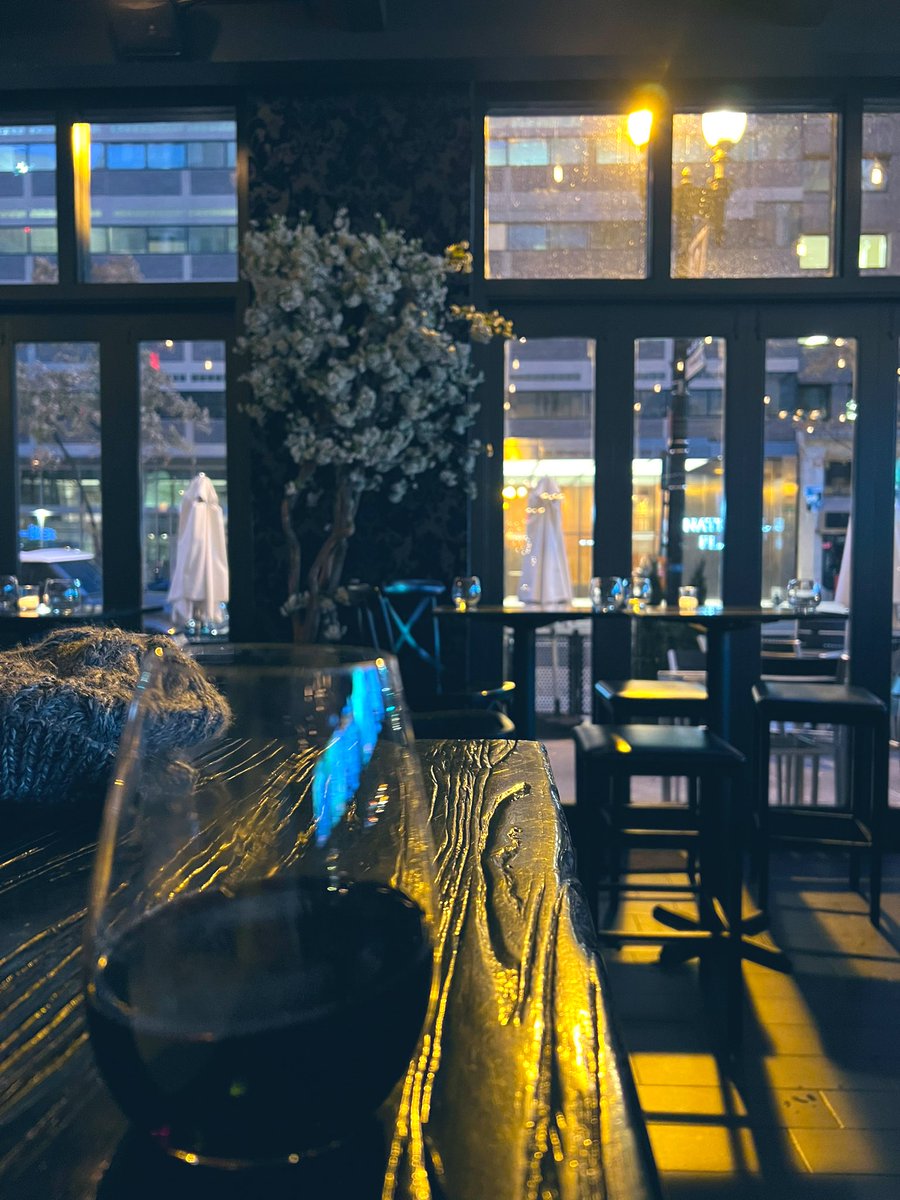 timahansen's tweet image. chic and cozy social in DC ✨ 
of course the Floridians find the only UF watch bar too🐊