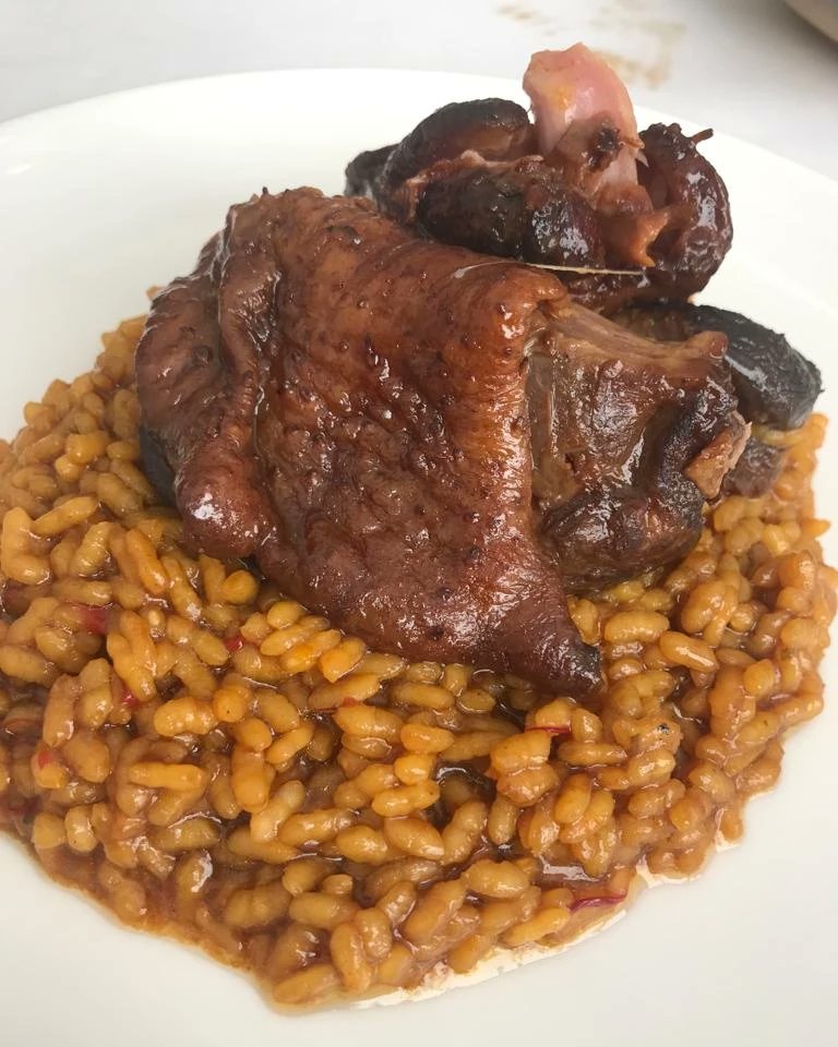 Comer en Asturias sin salir de Madrid. Gracias a Quinqué restaurante y su arroz con pitu caleya. Al mismo nivel que los de Manzano o Dulce.
