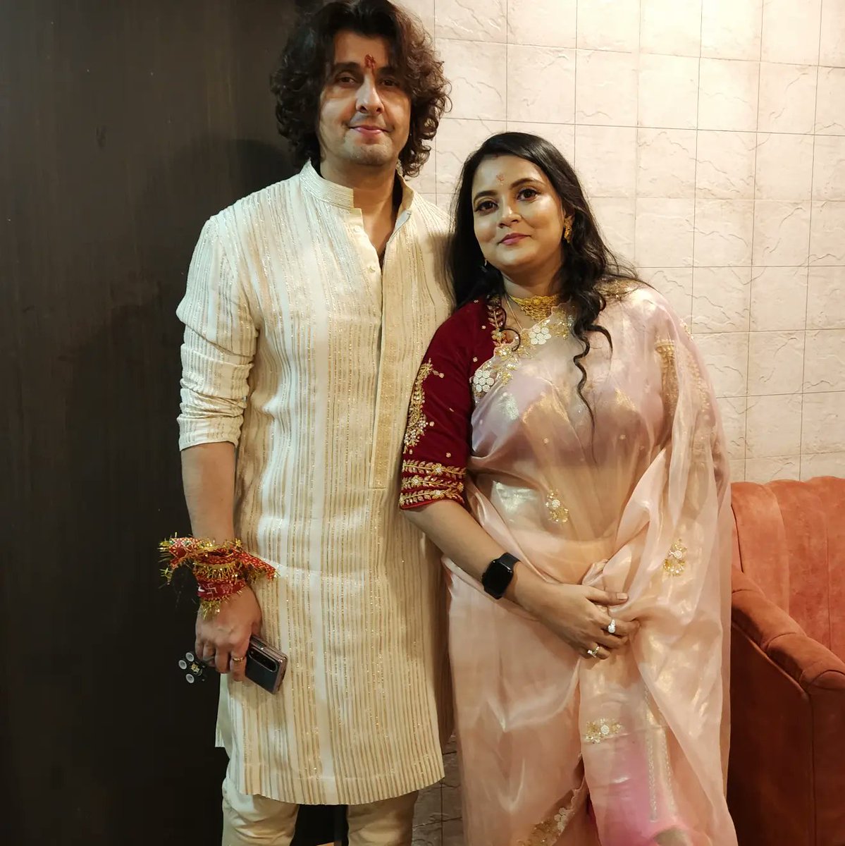 T_Mukherjee007's tweet photo. Thread Ceremony on yesterday night & today ❤️ #Harshal Madnani with my idol @jeet30 Sonu Nigam #mohna bhabi & my hubby
#sonunigam
@SomnathKarActor @YourKoel di #party #threadceremony #actorlife #upanayan #kolkatadiaries #jeet30 https://t.co/xGFxyB4Def