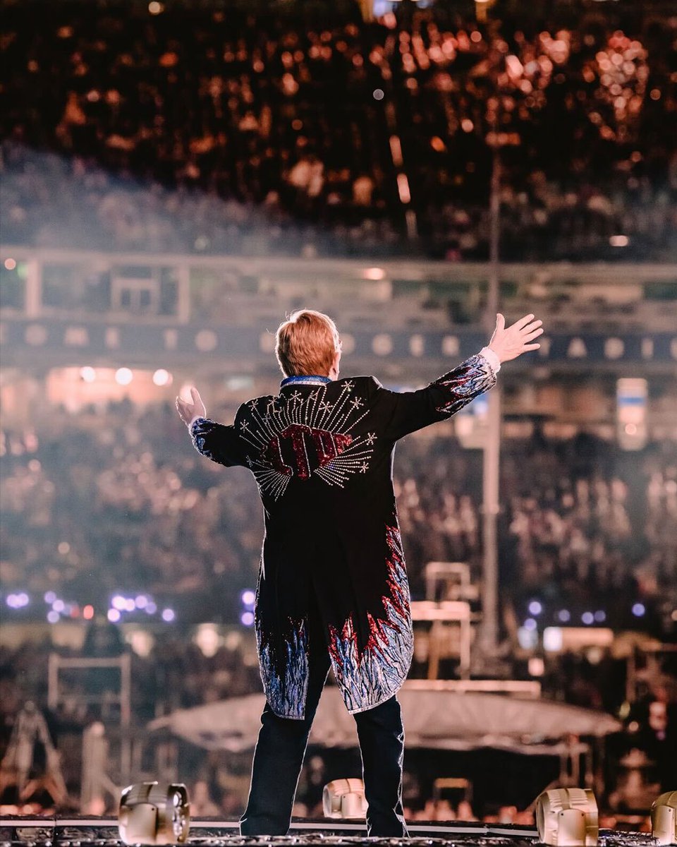 One of the greatest send-offs of all time.
 
Comment a 💐 to give Elton John his flowers after his final North American concert. 
 
#EltonFarewellTour #EltonLive #DisneyPlus