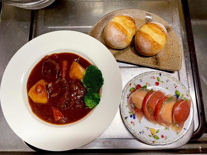 夕飯出来やした! 焼きたてパンとビーフシチュー、カプレーゼの生ハム包みです 