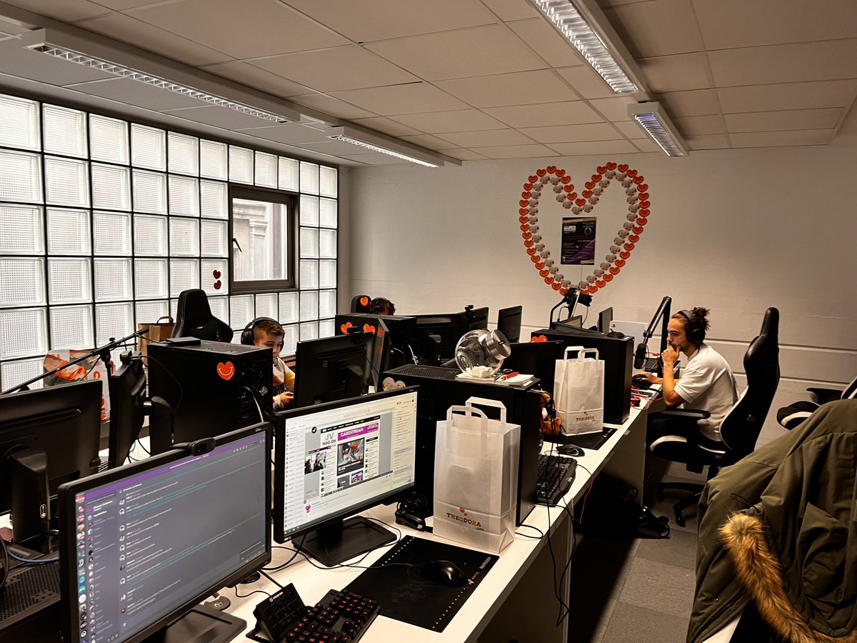 Edjojo_'s tweet photo. Samedi, passer chez @noeticGG pour rencontrer @CariStream1700 et filmer quelques trucs, pour finir avec @JVMag_ch et @crossplaysuisse dans un festival du fromage 🤣
Seulement déçu de ne pas avoir pu manger dla fondue 🥲

Superbe journée terminée à l’évent Just dance à la Migros😁 https://t.co/E0dPLKRJNE