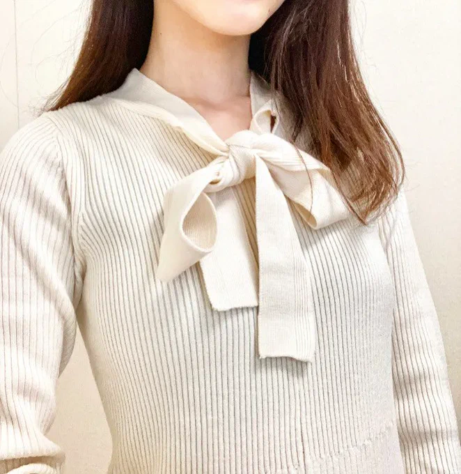【ステキ】シルエットめっちゃ綺麗…!GUの「高見えワンピース」大人かわいいデザインに惚れたの「ボウタイニットワンピース」は胸元にあるリボンが魅力的エレガントなシルエットで大人かわいい雰囲気に!2990円でこの高級感はすごすぎるよ...! 