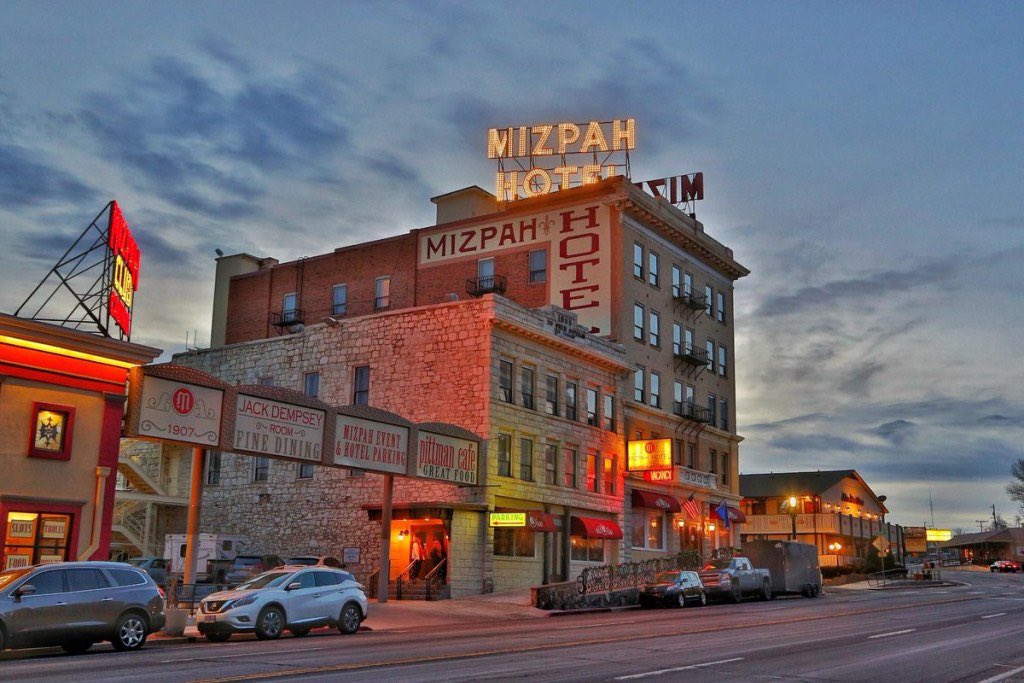 kittyLuvsHorror's tweet photo. Well it’s 2am and i am bloody hungry, going to raid my kitchen and watch @sinematicseth explore The Haunted Mizpah Hotel in Nevada with @i_am_joshyo . #youtubechannel #Paranormal #paranormalcaughtoncamera #catballs #RemPod #Experience #truth #murders #Spirits #haunted 👻👻 https://t.co/M3DZmV9fzV