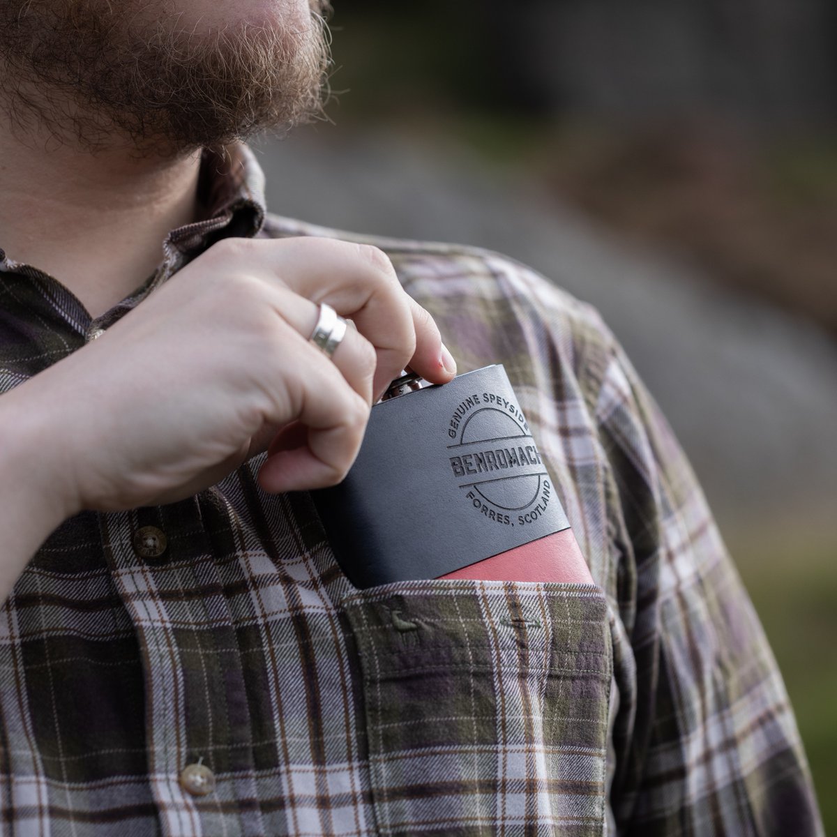 Benromach's tweet photo. Last year we partnered with Yorkshire-based leather workers, HÔRD, to produce a small batch of limited edition #hipflasks.
From cladding to dyeing, each hip flask has been carefully #handmade by founders, Gemma and Jason.
Available from our online shop: https://t.co/FJOZu4BpYO https://t.co/hZxECAlEvo