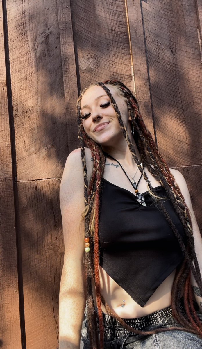 chlloeporter's tweet photo. can’t believe i forgot to share these here 😱✨ i miss my dreads already!!!!! &amp; s/o to me for pretty much blindly doing them myself (: 
#dreadhead 😍🦋 https://t.co/3PRhJVkaaT