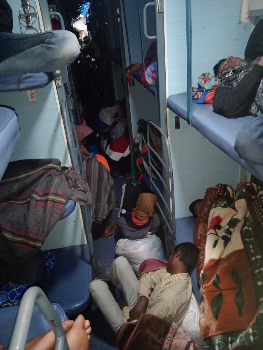 KeshavS95663147's tweet photo. @PMOIndia @AshwiniVaishnaw @PiyushGoyalOffc @indianrailwaysa @rpfnr_ @rpfnrdli @RPF_INDIA @aajtak @ndtvindia @ANI 

Hi Sir today I'm in train no 15910 departed from lalgarh junction on 20th November 2022 my coach is S3 and berth is 67.
Please see the picture I have attached. https://t.co/Zh7GhwT0OB