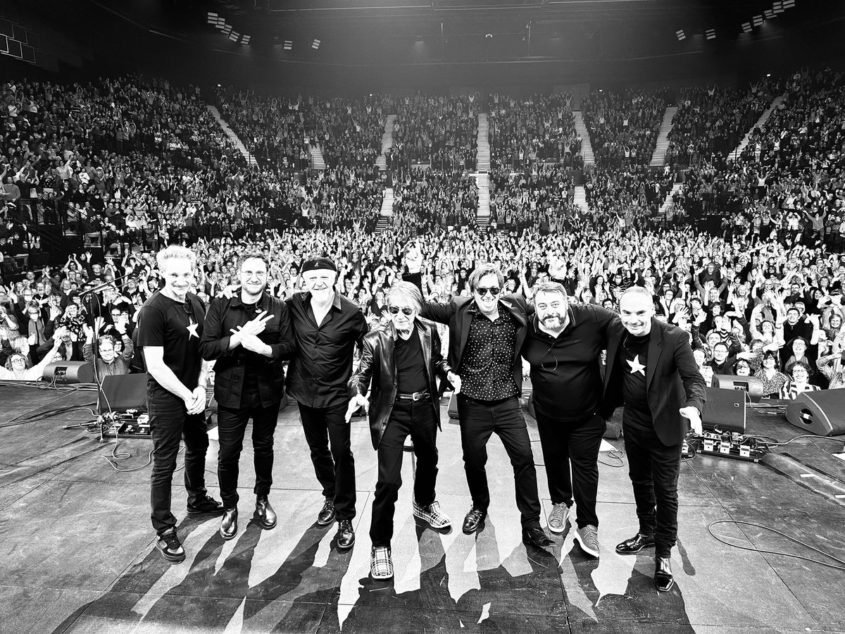 Thomas Dutronc (@thomasdutronc) on Twitter photo Hier à <a href="/ArenaFuturo/">Arena Futuroscope</a>
Concert et public déments !!! 🔥🎉
#poitiers #tournee #dutroncetdutronc #merci Hier à <a href="/ArenaFuturo/">Arena Futuroscope</a>
Concert et public déments !!! 🔥🎉
#poitiers #tournee #dutroncetdutronc #merci