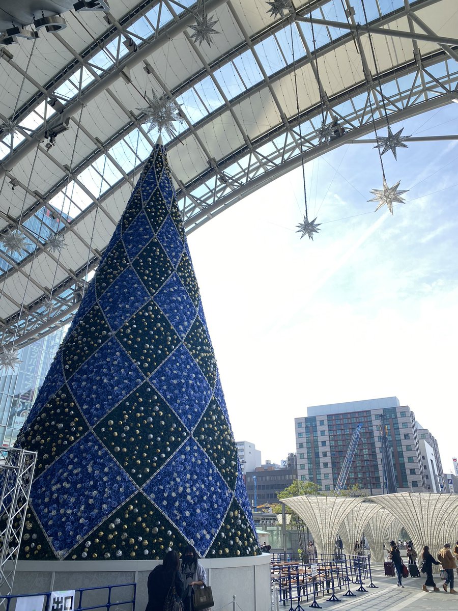 ayako61's tweet photo. 今日は福岡公演のためのプロモーション日です。
19時から22時までKBCラジオ「居酒屋清子」生放送に出演します。
博多駅の大きなクリスマスツリー✨🎄✨
#KBCラジオ
#ayako61
#福岡公演
#20周年ツアー https://t.co/OWmgU5Z3sj