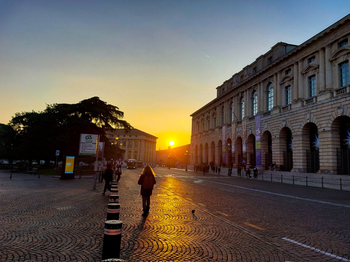 ChiaraCarcereri's tweet photo. #verona #centrostorico #piazzabra #granguardia #palazzobarbieri #mattina #autunno #November #sole #luci #pictures #Samsung https://t.co/O1oHFd8SW0
