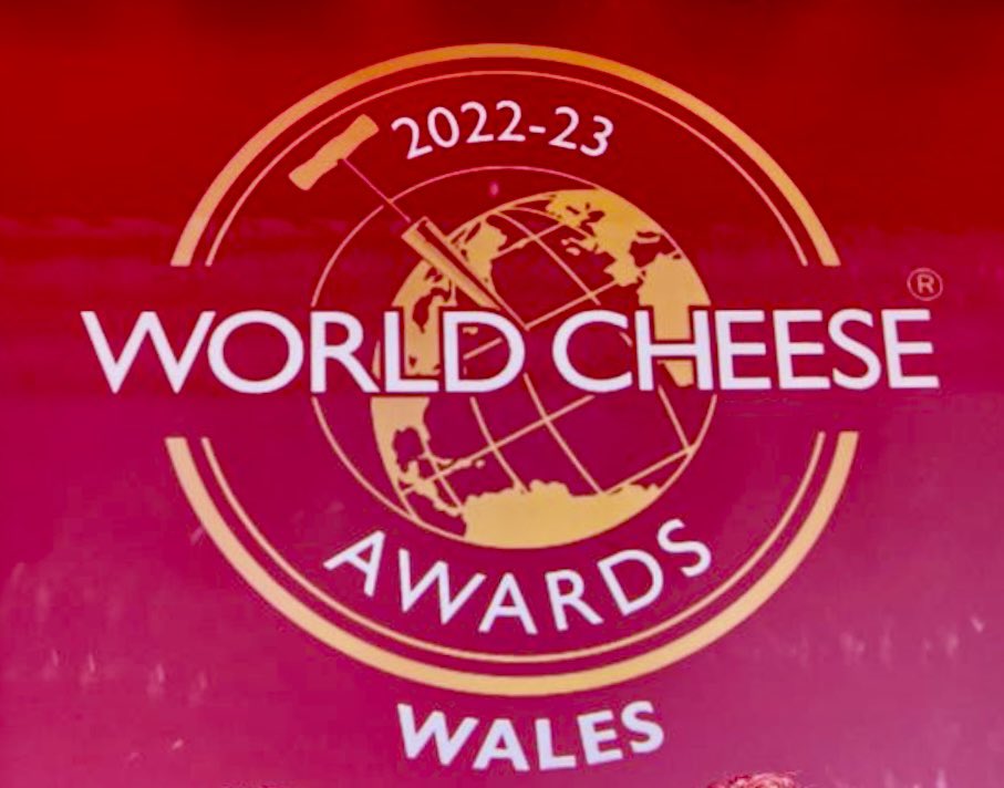 JCCapel's tweet photo. Espléndido balance de los quesos españoles en #WorldCheeseAwards 2022. En conjunto 17 medallas “súper gold” entre las 94 otorgadas de 42 países.  El queso de oveja #patademulo (Leon) de @LosPayuelos en el podio entre los 10 mejores del mundo. https://t.co/dsc9X3gdQQ https://t.co/x7LufxGMHj