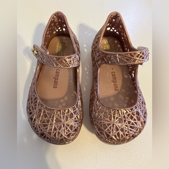 mirandasworld23's tweet photo. So good I had to share! Check out all the items I'm loving on @Poshmarkapp #poshmark #fashion #style #shopmycloset #juicycouture #minimelissa #handcrafted: https://t.co/7HqwilO0mu https://t.co/qwrK7hTBn2