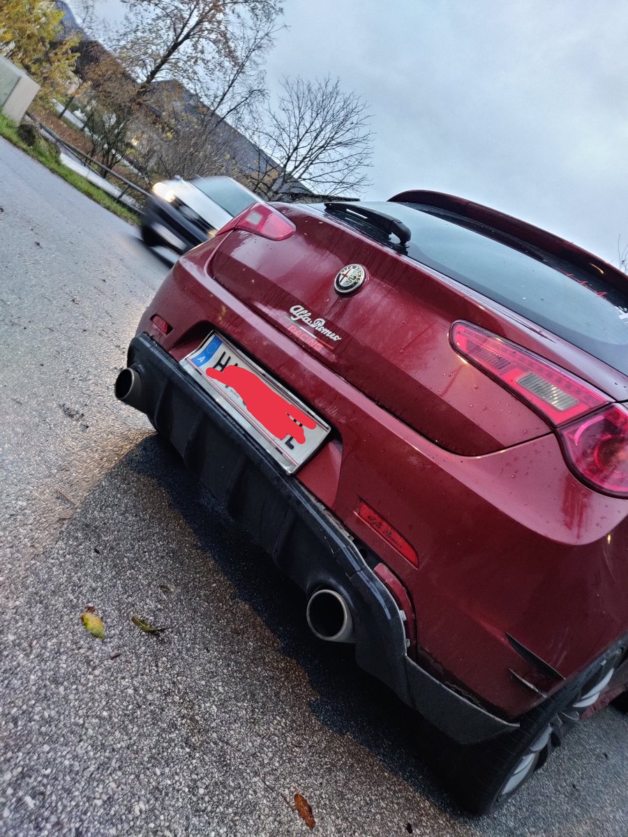 SlowlyAT's tweet image. Not even 2 month i have this car and someone just bumped into me, god that is a real monday istg