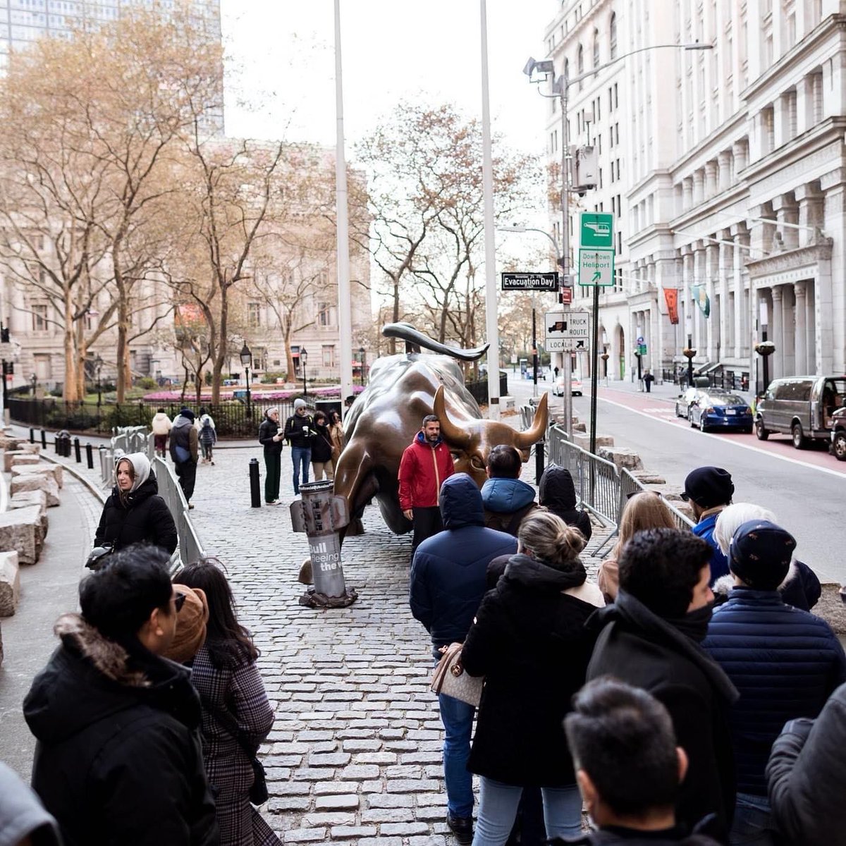UAnimalsENG's tweet photo. A Russian missile "landed" in Wall Street in New York!  ⚠️

A sculpture of a Russian missile was placed next to the statue of a raging bull on Wall Street for a day by UAnimals. The pop-up installation is designed to draw attention to the ecocide from Russian invasion in Ukraine https://t.co/qC165ba9Ge