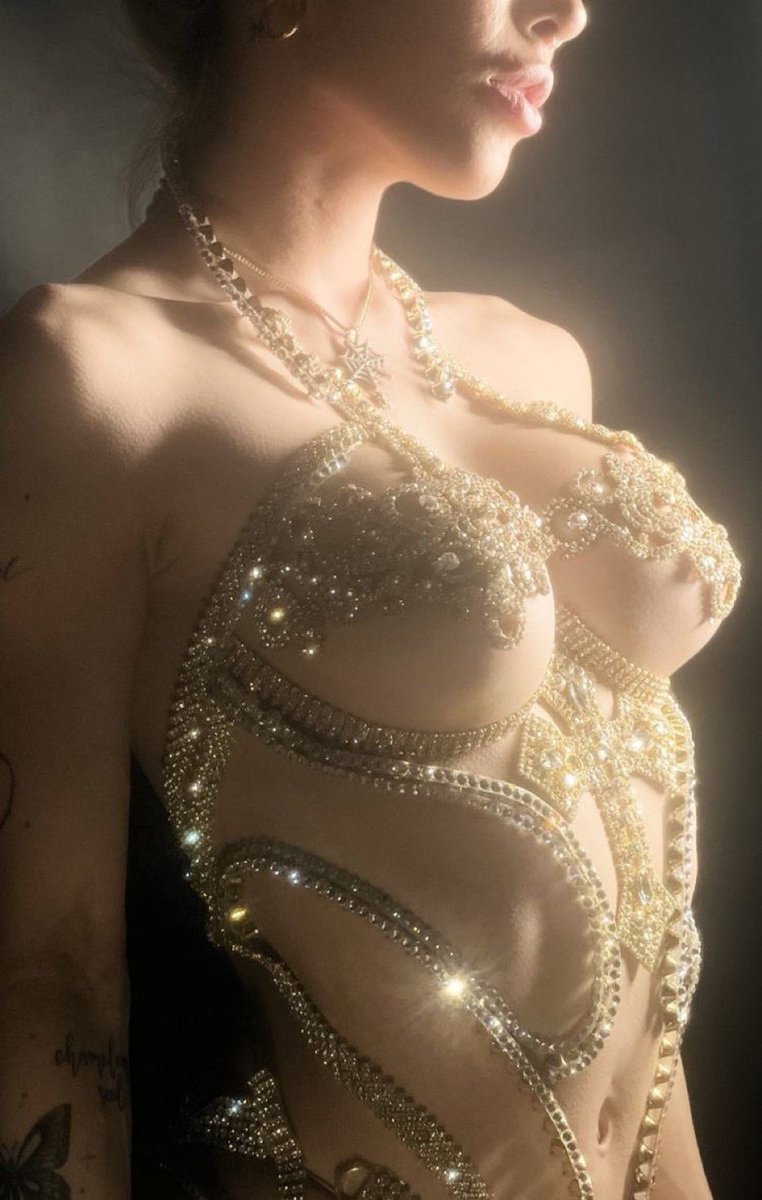 ⠀ ⠀⠀

⠀⠀⠀Burorī decided to bring out a gift she got from the Tyrant of one of the worlds her father had attempted to have her conquer back in the day . . .

   She doesn't wear it often but thought today would be fitting ~

⠀⠀⠀ #SeductiveSunday