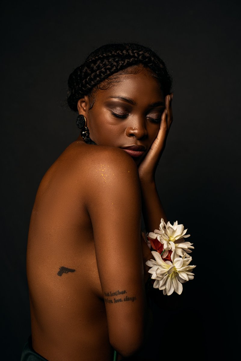 Omphemetse_16's tweet photo. #photoshoot
#studioshots
#WorldCup2022
#studiophotography
#glamourshots
#beauty https://t.co/9oNrgGkfi2