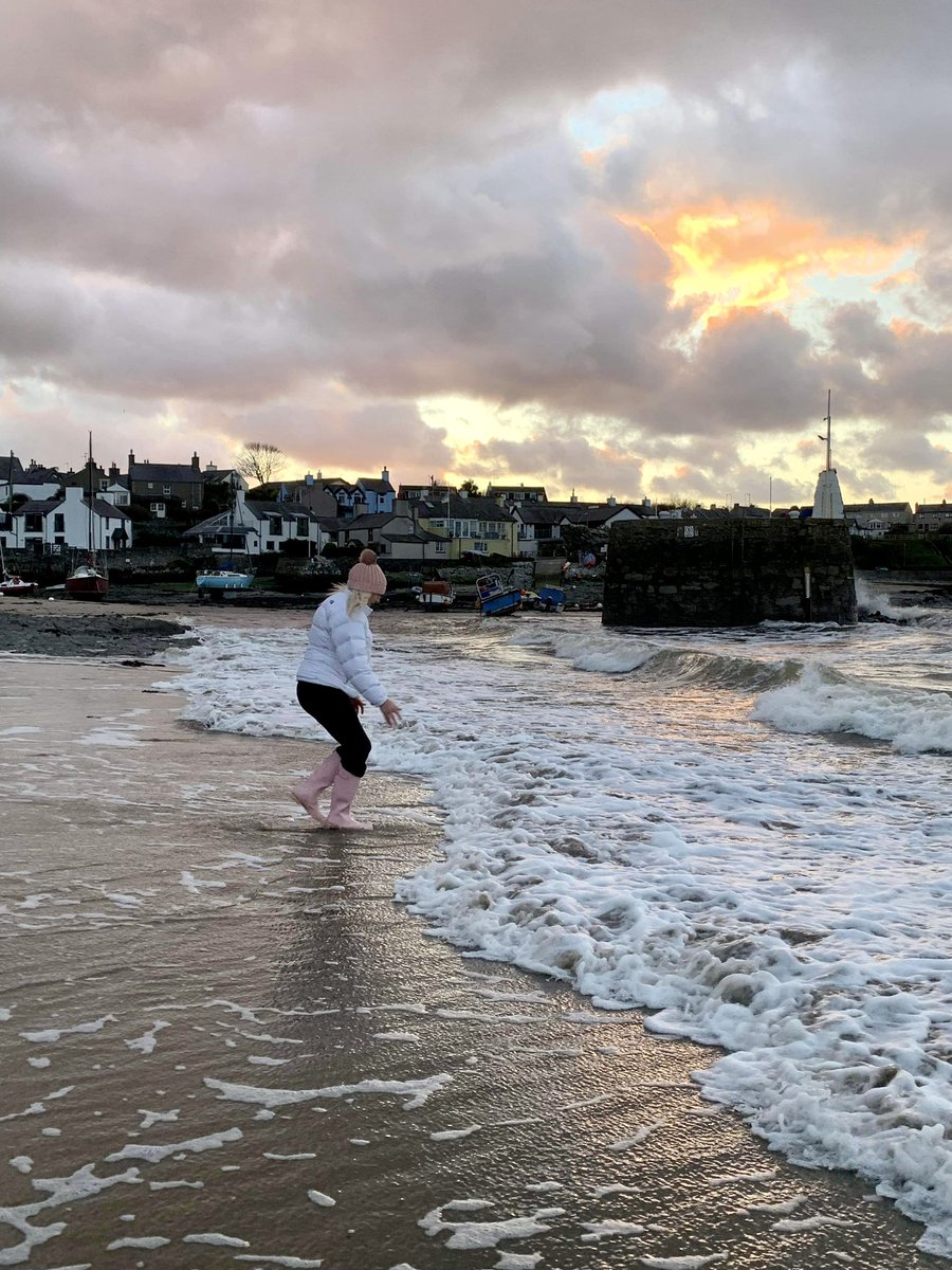 RoseCottage_'s tweet photo. Jumping the waves at sunset set @RoseCottage_ #havingfun #beach #beachlife #Dreamers2022 #Sunsets #sunsetlovers https://t.co/3ip0DnldLF