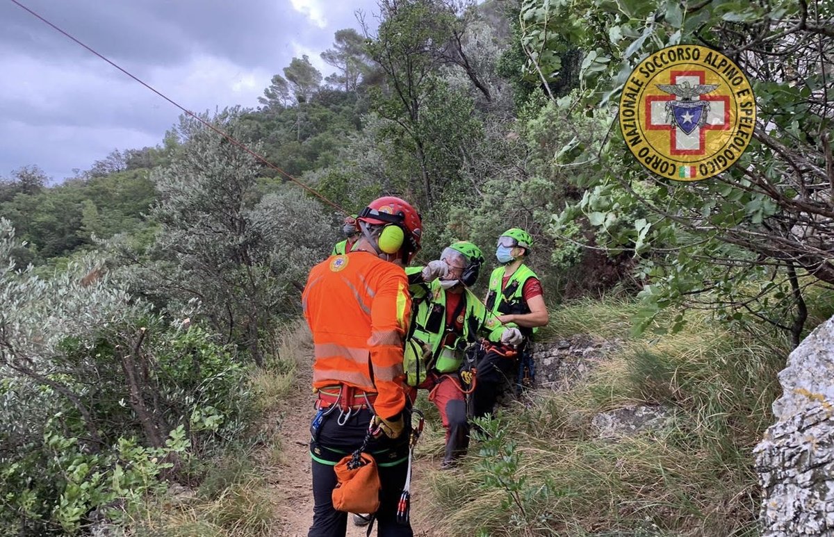 RadioBabboleo's tweet image. Paura ieri sera per due #escursionisti francesi di circa 60 anni che si sono persi nei boschi sopra #RocchettaNervina. Col calare del buio  i due hanno perso l'orientamento e non riuscivano più a tornare indietro. Le #ricerche li hanno ritrovati subito in buona salute