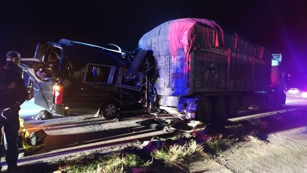 pusholder's tweet photo. Amasya'da tiyatro oyuncularını taşıyan minibüsün TIR'a çarptığı feci kazada Tolga Güleryüz, Burak Topçu ve Özgür Karataş hayatını kaybetti, 8 kişi yaralandı. Yaralıların arasında oyuncu Ceyhun Fersoy, Sergen Deveci ve Melis İşiten de bulunuyor. https://t.co/9xHN4znPPE