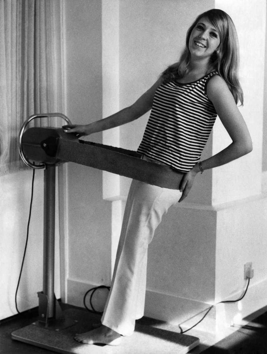 davidsonpoint's tweet photo. My gym’s old as fuck they have this machine https://t.co/H3w9Ujt0JE