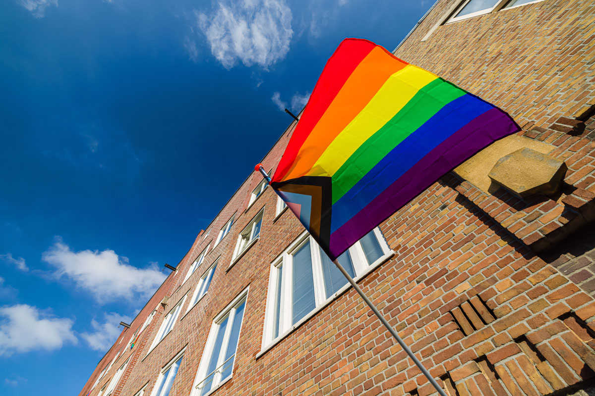 Vandaag hijst stadsdeel West de vlag en staat stil bij de Internationale Transgender Gedenkdag. Op deze dag wordt stilgestaan bij de vele mensen die zijn vermoord als gevolg van transfobie en aandacht gevraagd voor het geweld tegen transgender personen.