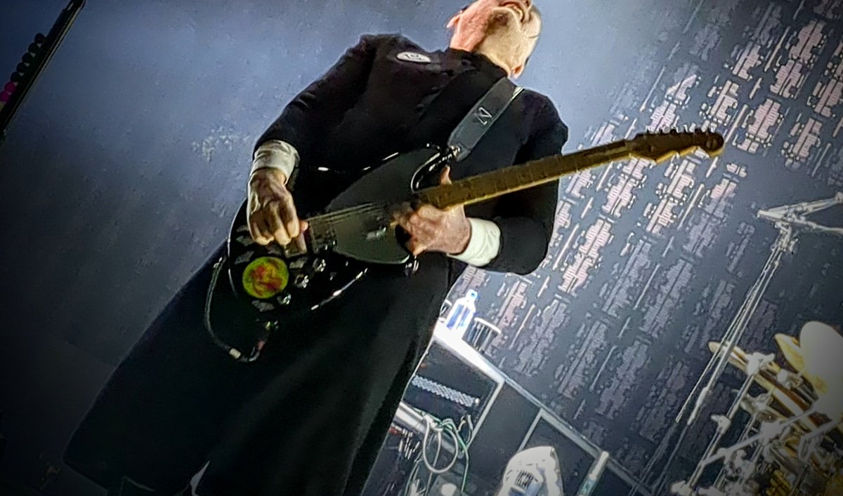VillareloD's tweet photo. What a great @SmashingPumpkin show at the beautiful @HollywoodBowl 🌈, for the end of #SpiritsOnFire tour. Full of energy and surprises, Welcome to the Rock Show. https://t.co/6QbdvtDVM7