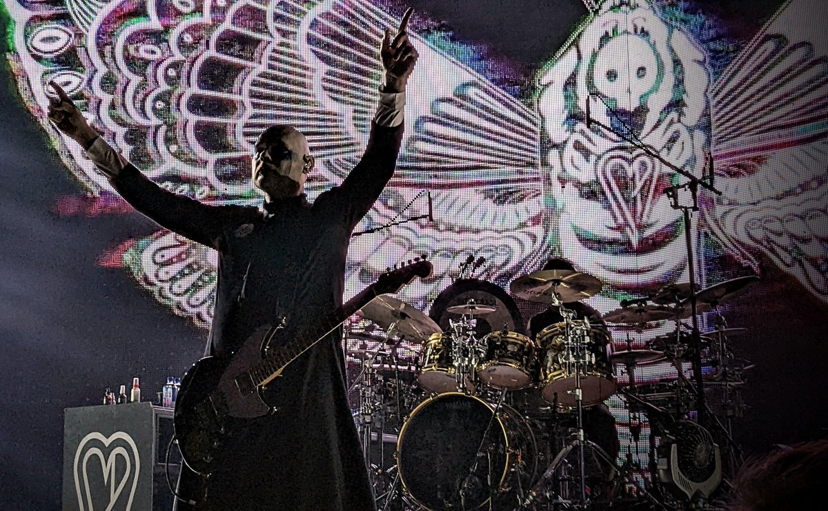 VillareloD's tweet photo. What a great @SmashingPumpkin show at the beautiful @HollywoodBowl 🌈, for the end of #SpiritsOnFire tour. Full of energy and surprises, Welcome to the Rock Show. https://t.co/6QbdvtDVM7