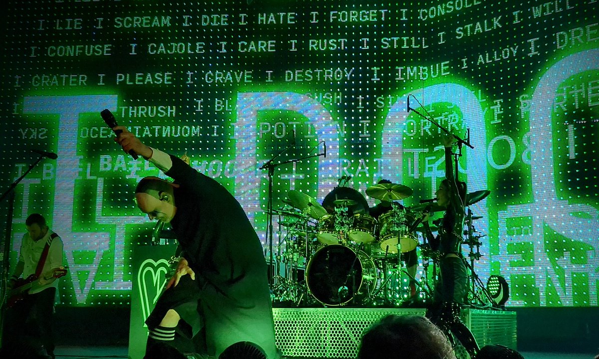 VillareloD's tweet photo. What a great @SmashingPumpkin show at the beautiful @HollywoodBowl 🌈, for the end of #SpiritsOnFire tour. Full of energy and surprises, Welcome to the Rock Show. https://t.co/6QbdvtDVM7