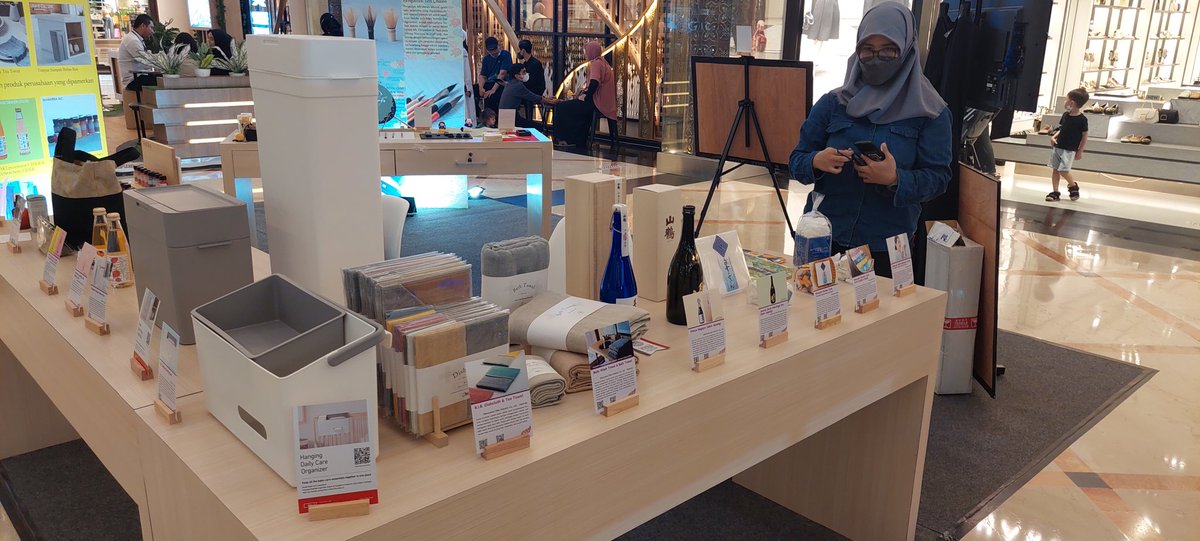 NaraExhibition's tweet photo. 奈良県が明日からインドネシアはバンドンのTrans Studio Mallで展示会実施。
今日は準備で現在ディスプレイ準備中です。 https://t.co/RN8RGovNBe