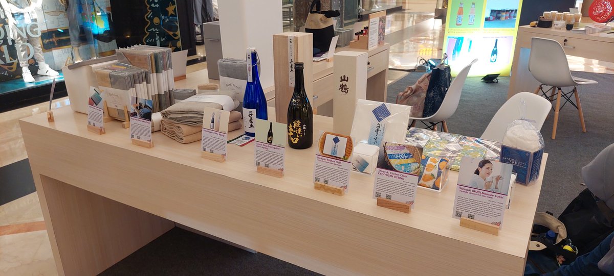NaraExhibition's tweet photo. 奈良県が明日からインドネシアはバンドンのTrans Studio Mallで展示会実施。
今日は準備で現在ディスプレイ準備中です。 https://t.co/RN8RGovNBe