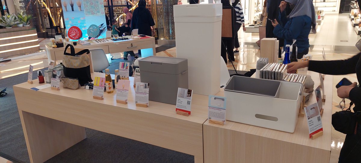 NaraExhibition's tweet photo. 奈良県が明日からインドネシアはバンドンのTrans Studio Mallで展示会実施。
今日は準備で現在ディスプレイ準備中です。 https://t.co/RN8RGovNBe