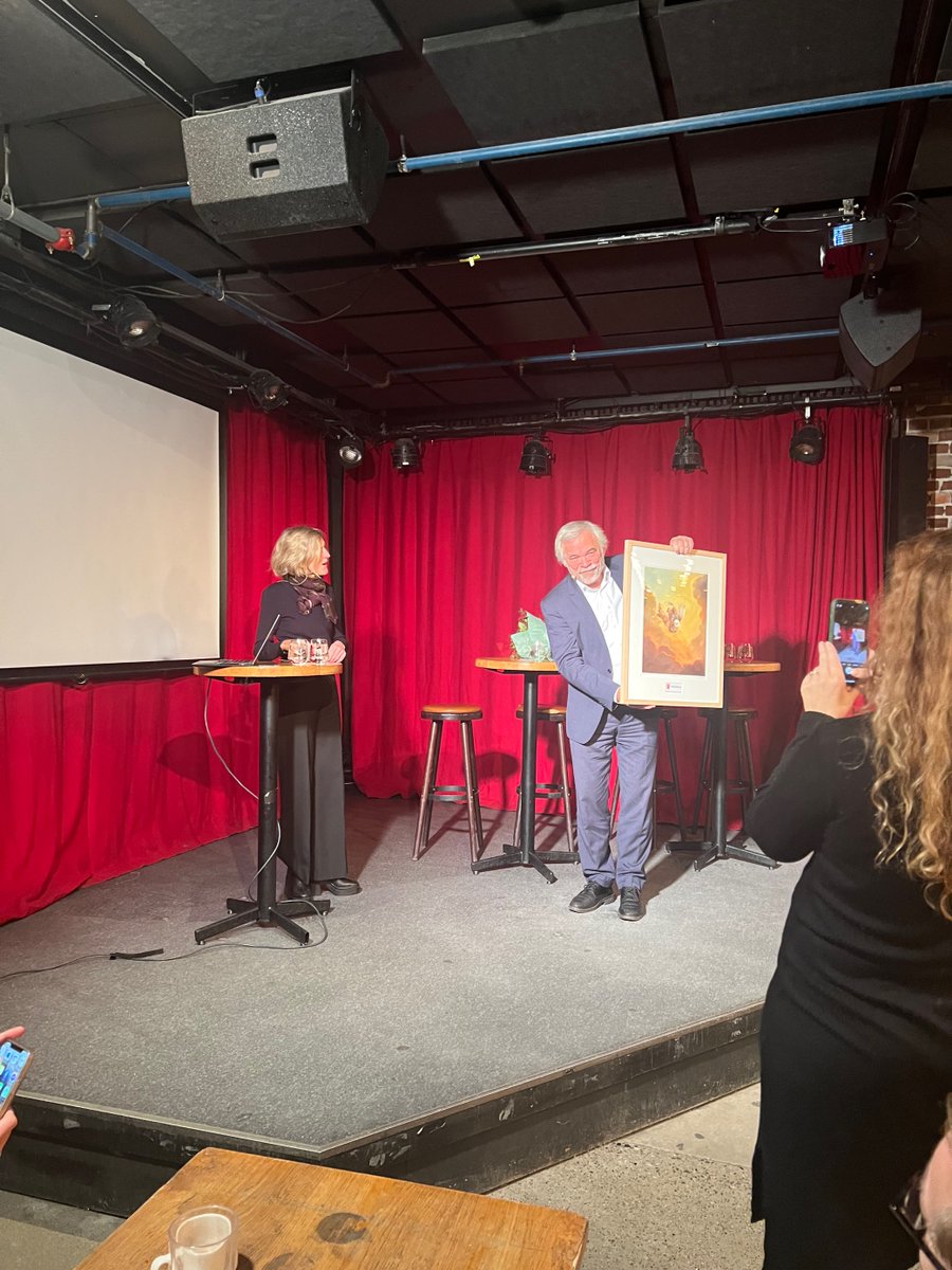 Styreleder Kristin Veierød overrekker Redd Barns barnerettighetspris til <a href="/NOASorg/">Norsk organisasjon for asylsøkere (NOAS)</a> sin generalsekretær <a href="/Paal_Nesse/">Pål Nesse</a> for deres arbeid med å styrke barns rettigheter på utlendingsfeltet! 🥳