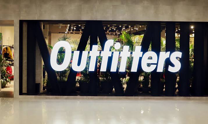 SandalShayan's tweet photo. Kal ma outfitters gaya, tag per meri salary likhi hoi thi https://t.co/MkOhclCok1