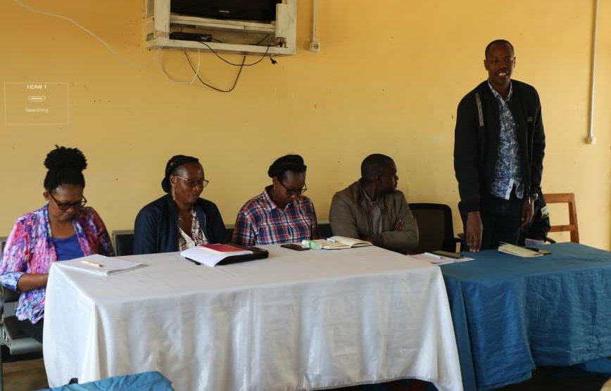 NyaruguruDistr's tweet photo. Biri kuba: Itsinda ry'Abadepite riyobowe na Hon.Depite Nyirahirwa Veneranda, Perezida wa Komisiyo y'Ubumwe bw'AbanyaRda,Uburenganzira bwa  muntu no kurwanya Jenoside  bari kumwe na Visi Meya ushinzwe ubukungu @GashemaJanvier  bari kuganira n'ibyiciro byihariye mu murenge wa Kivu https://t.co/w4FoZCkaZ3
