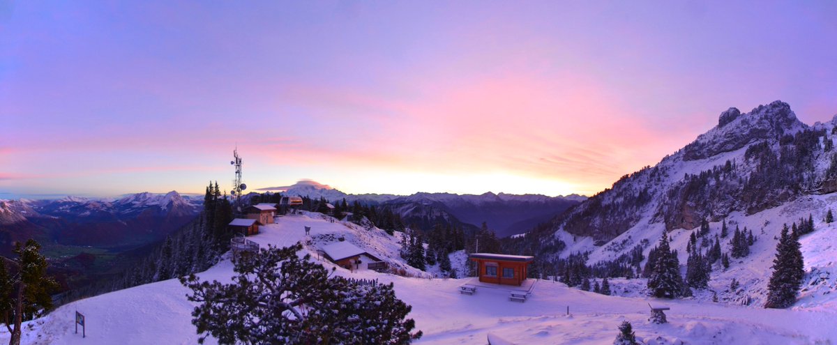 Superbe lever de soleil sous la #neige ce matin au sommet de la Sambuy (#HauteSavoie) avec des nuages d'altitude prenant de magnifiques couleurs mais annonçant l'arrivée d'une nouvelle dégradation en journée. 
Webcam via <a href="/skaping/">Skaping - Webcams touristiques 360°</a>