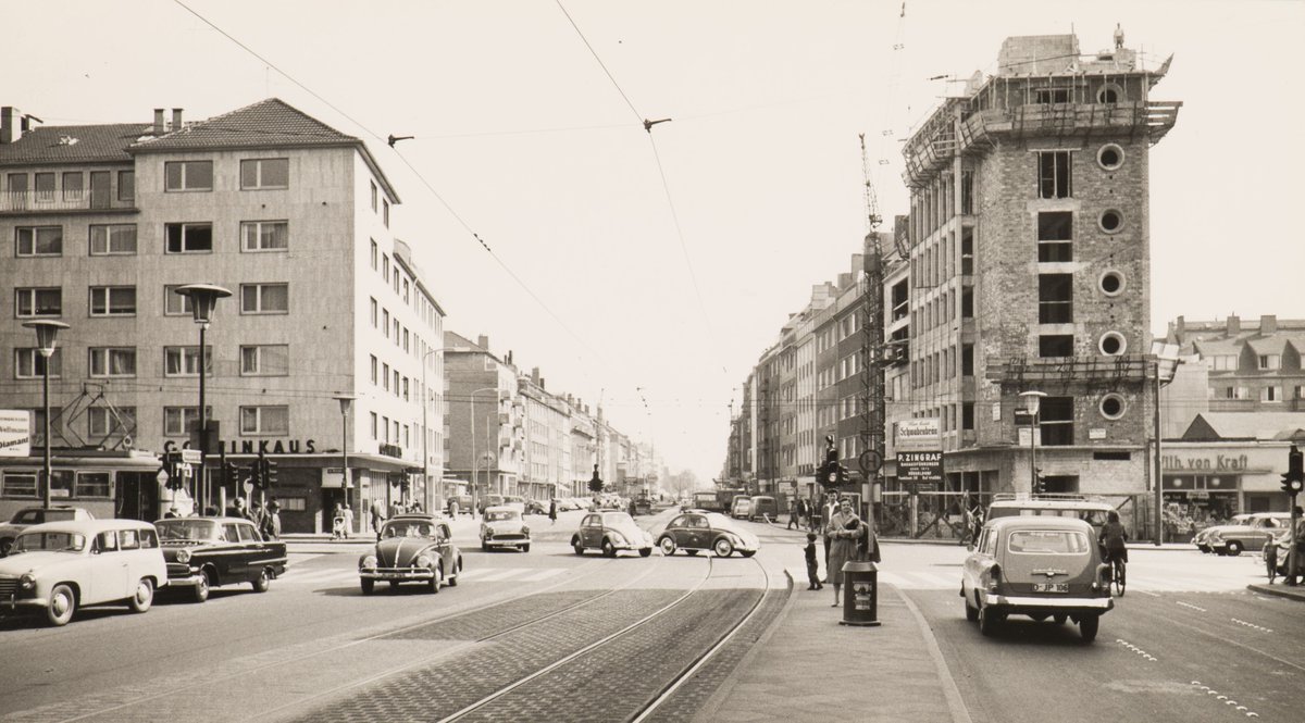 Blick von der Kreuzung Am Wehrhahn in die Kölner Straße.
Foto: Dolf Siebert, 1960.
#histfotoduesseldorf
#stadtarchivduesseldorf
