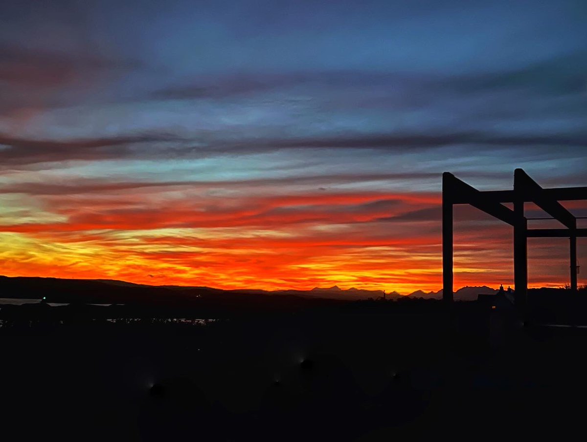 There are mornings like no others…
.
#isleofskye #sunrise #colbost #guesthouse #bedandbreakfast #scotland #scotlandexplore #scotlandshots #scotland_greatshots #scotlandlover @VisitScotland