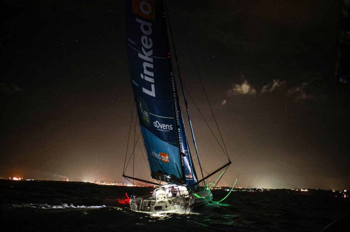 Entourage__pro's tweet photo. VICTOIRE DE THOMAS RUYANT !!! 🏆
Après 11 jours et 17 heures, @ThomasRuyant vient d’arriver en Guadeloupe, en première position ! 🥇
Il établit un nouveau record, à bord de son IMOCA, accéléré par @advens. Une incroyable performance sportive et solidaire ! 👏
@RouteDuRhum https://t.co/EbyZwZdYFs