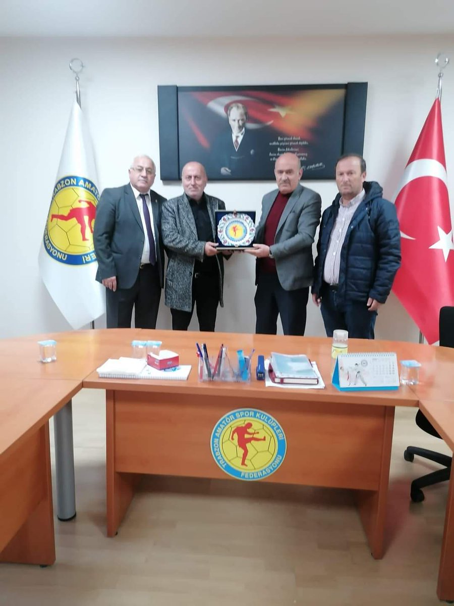 Bingöl ASKF Başkanı Ali Ekber Alimoğlu bizleri ziyarete geldi..
Bal ligi Trabzon derbi maçalarından Dsi./ Derecikspor maçını izledik. akabinde  Askf de kendisine ziyaretlerinin anısına plaket takdim ettik..BİZ BÜYÜK BİR AİLEYİZ…