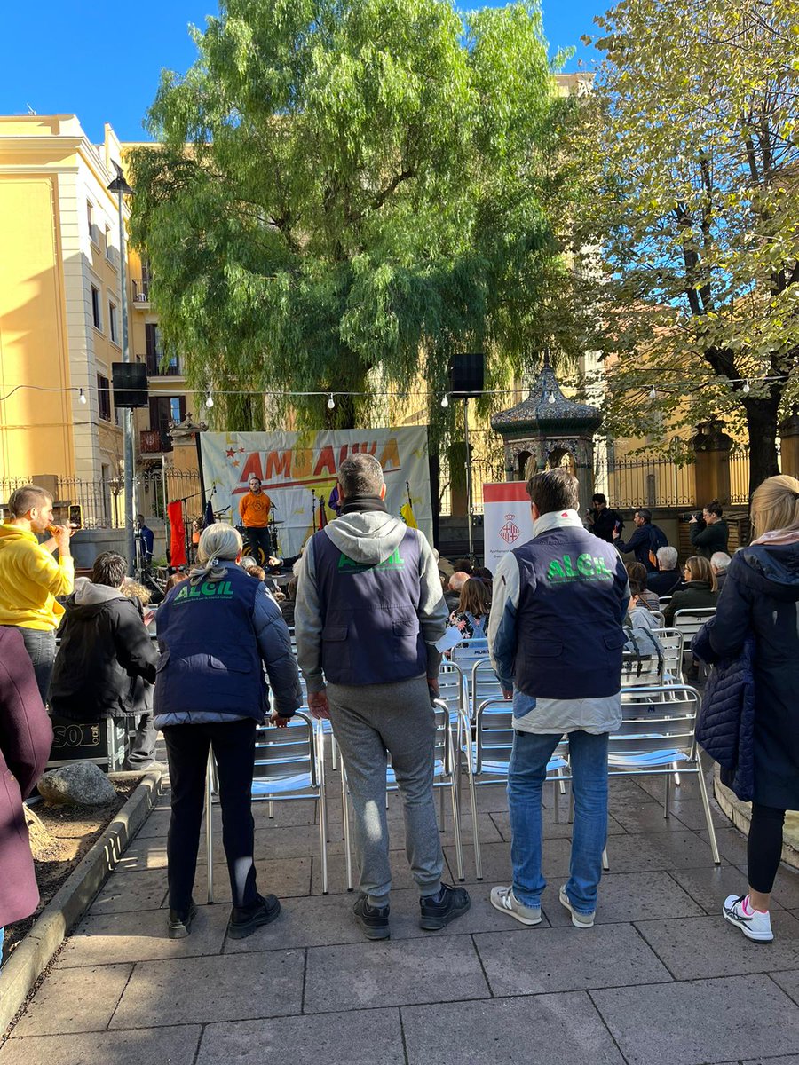GrupCHMSM's tweet photo. 🟢Col·laboració d'#ALCIL en l'organització de la inauguració de l'escultura “Abraçada” en el #DiaMundialInfància que mostra el compromís de la ciutat en comunicar a la ciutadania l’existència dels drets de la infància 👧🏽👱🏽♂️ https://t.co/0h7YW9u4w8