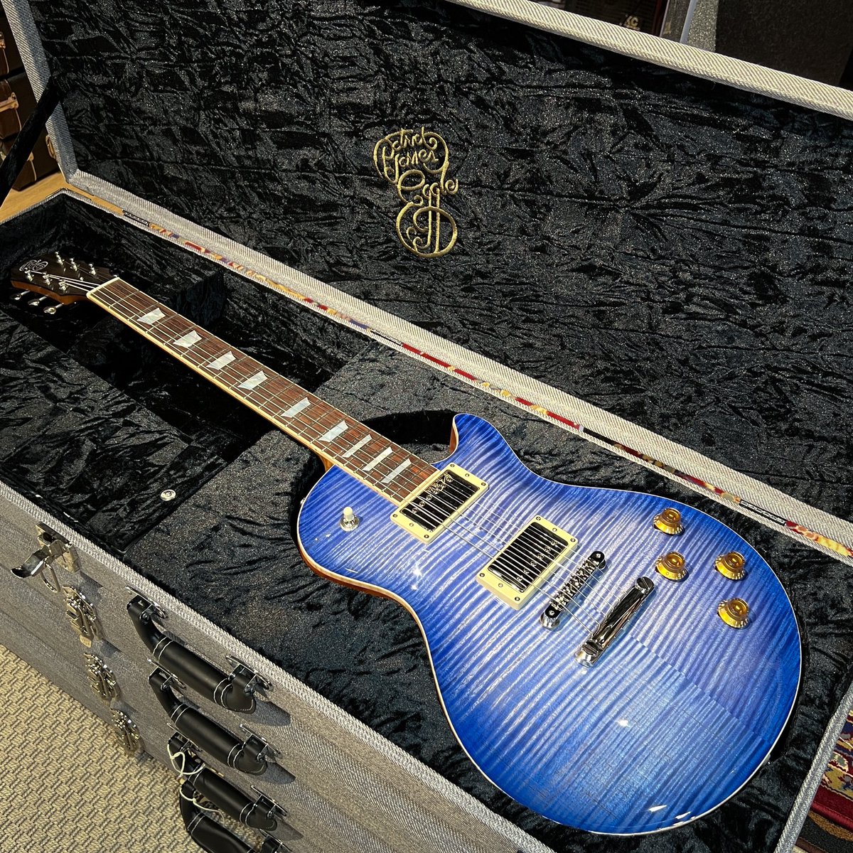 BellaRomeoMusic's tweet photo. Macon Carve Top in Bright Blue Burst by Patrick James Eggle, flamboyant flames front and back, in stock at https://t.co/m9Il2Qt3uu #guitarsarebetter #drums #bass #blues #acoustic #instaguitar #musica #lespaul #stratocaster #geartalk #guitarstagram #guitare #patrickjameseggle https://t.co/BDx1V18p9b