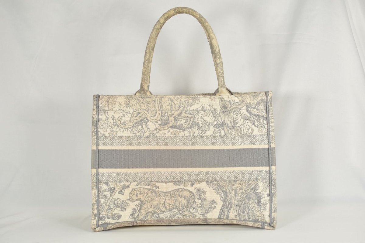 super_surreal's tweet photo. CHRISTIAN DIOR ディオール ブックトート スモール
#CHRISTIANDIOR #ディオール #ブックトート #スモール
※詳細はDMにて承ります！ https://t.co/V622607yUr