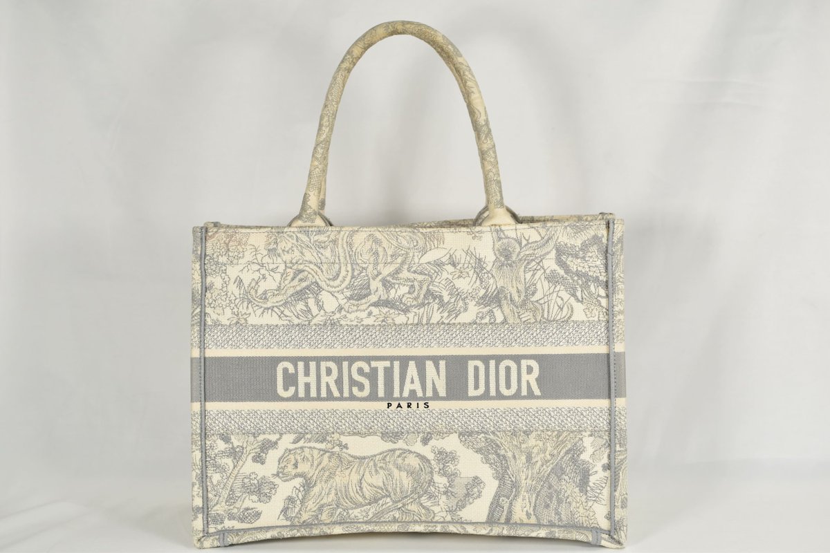 super_surreal's tweet photo. CHRISTIAN DIOR ディオール ブックトート スモール
#CHRISTIANDIOR #ディオール #ブックトート #スモール
※詳細はDMにて承ります！ https://t.co/V622607yUr